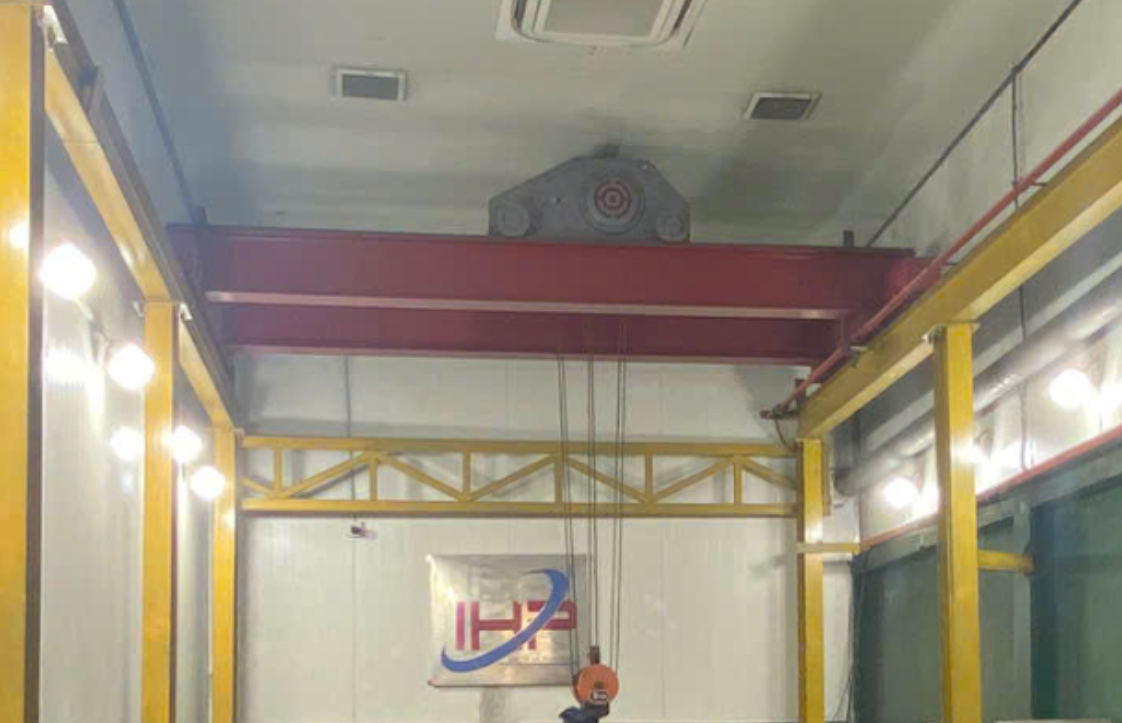 Crane, electric hoist inside the factory 3